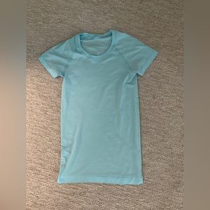 Lululemon Swiftly Tech Size 4 - Icing Blue